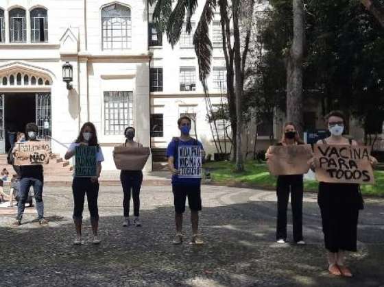 Estudantes de medicina protestam contra Bolsonaro