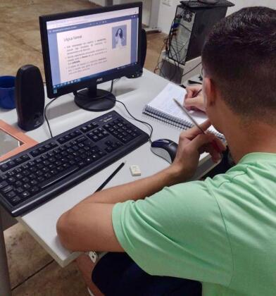 ADOLESCENTE FACULDADE