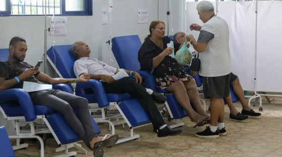 População sobre com a sendo em todo o País