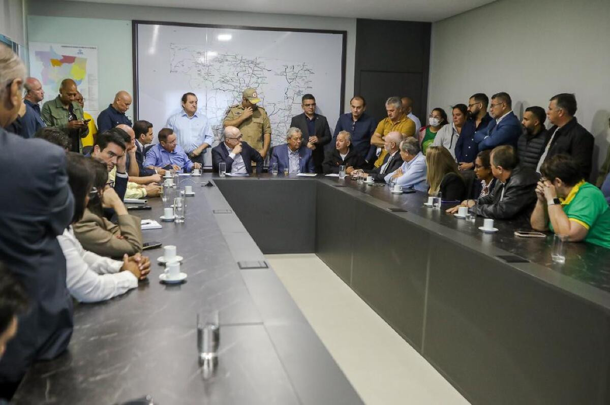 Otaviano Pivetta, governador em exercício, com comerciantes do Shopping Popular