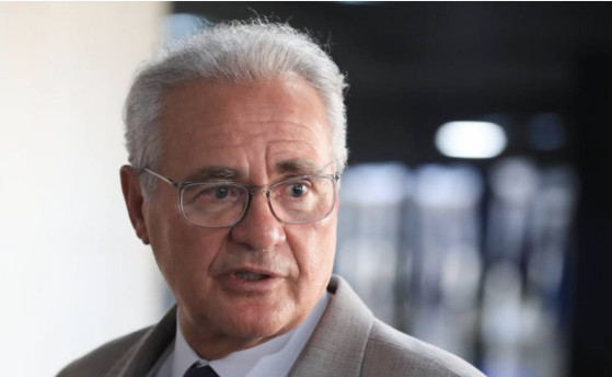 Senador Renan Calheiros dá entrevista após aprovação do projeto que isenta do Imposto de Renda quem recebe até R$ 5 mil mensais