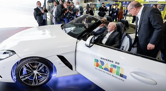 O presidente Lula comenta recuo de Trump durante a abertura do Salão do Automóvel, em São Paulo.