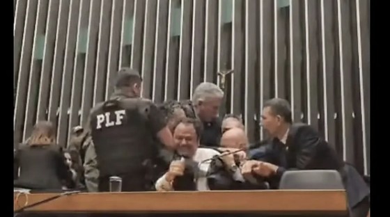 Deputado Glauber Braga sendo retirado à força do Plenário