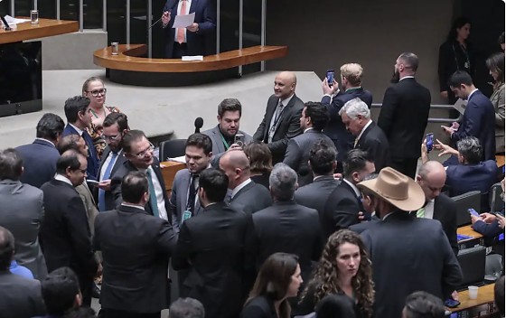 Sessão da Câmara que reduziu penas para beneficial golpistas