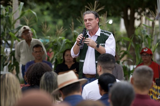 Entrega de maquinário para prefeituras e produtores