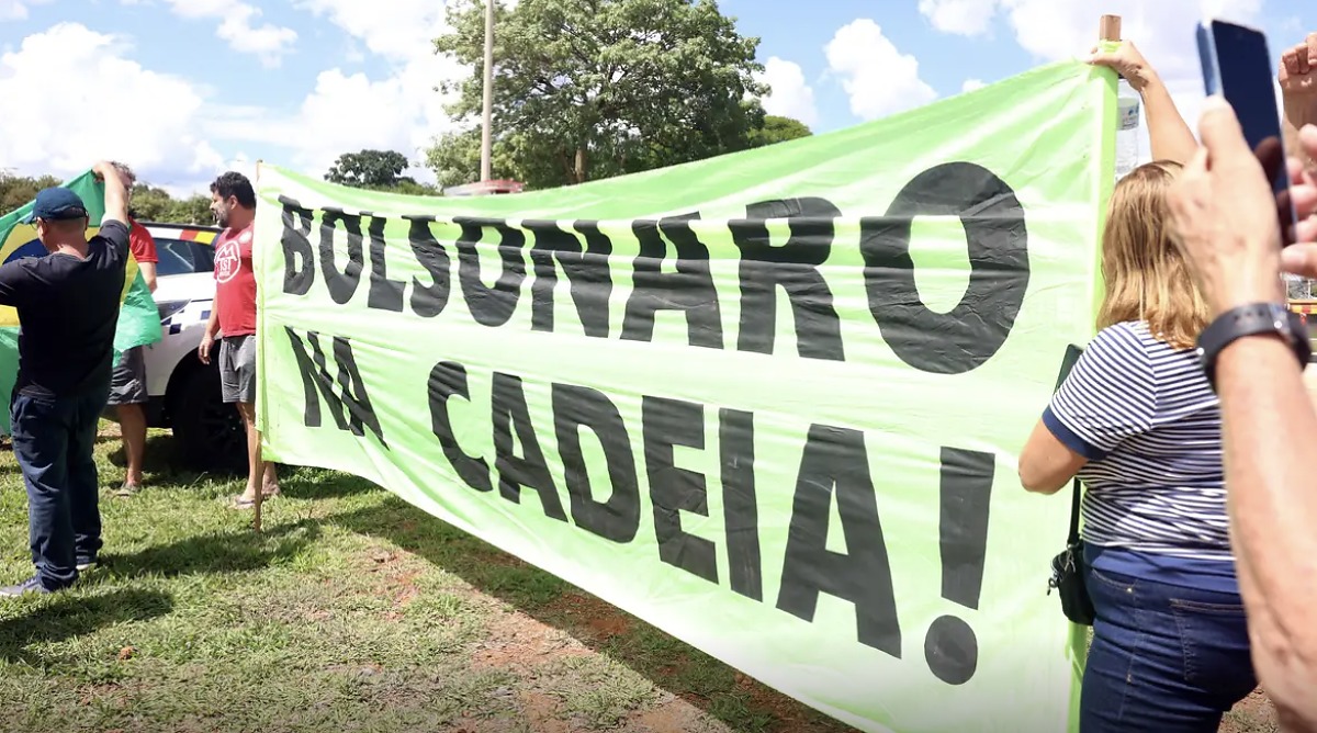 Povo pede pris&atilde;o de Bolsonaro