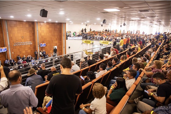 Servidores lotam galerias à espera da votação da RGA