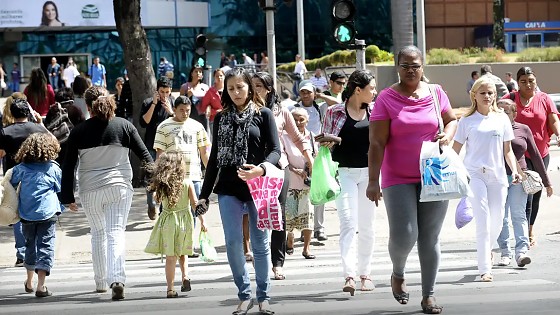 Desemprego cai e renda aumenta