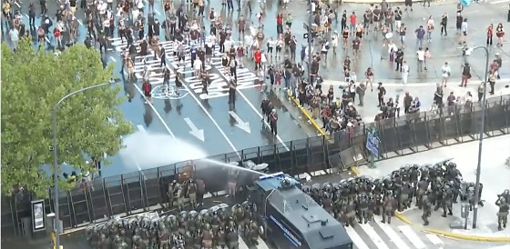 Greve e protestos contra Mileiu na Argentina