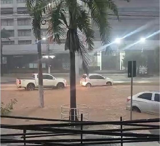 avenida do CPA alagada