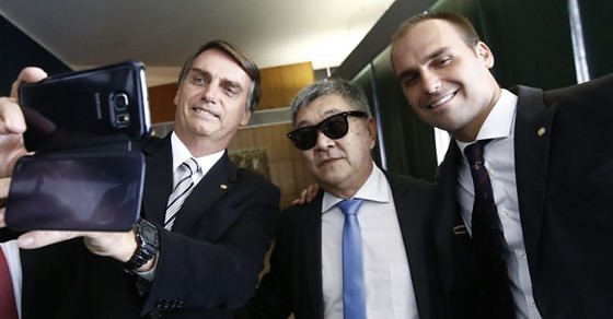"Japonês da Federal entre Jair Bolsonaro e Flávio Bolsonaro. A imagem talvez explique a nomeação dele, pelo prefeito Abílio Brunini,  na Prefeitura de Cuiabá