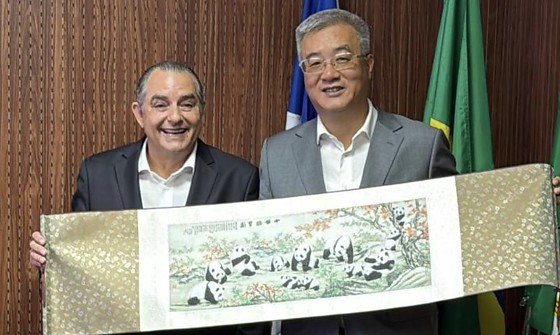 César Miranta e o embaixador da China, Zhu Qingqiao,
