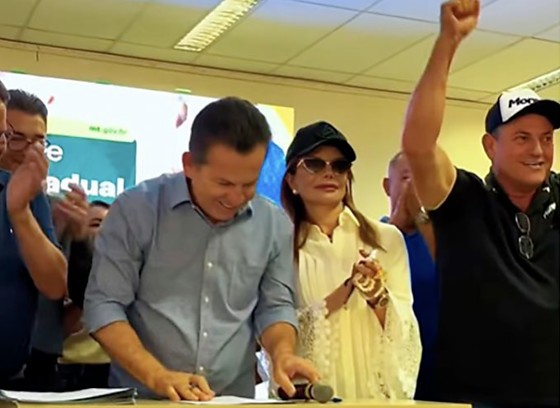 Ao lado da primeira dama Virgínia Mendes e do governador Mauro Mendes, Moreto comemora lançamento de hospital regional em Pontes e Lacerda.